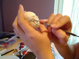 Голова модельной куклы из глины