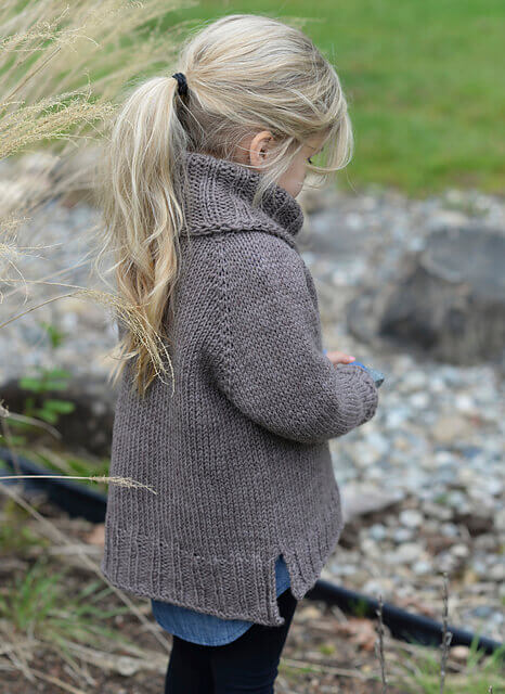 Серый свитер с удлинённой спинкой для девочки - мастер-класс