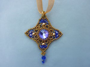 Кулон “звезда” из бисера с кристаллом риволи