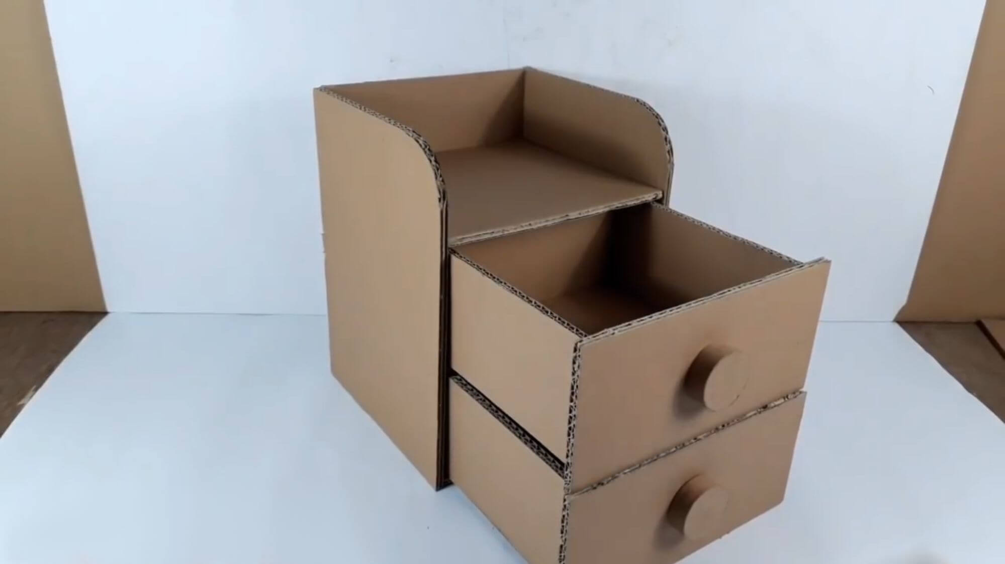 Комод из картонных коробок