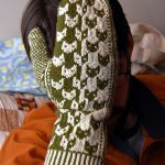 Вязание спицами для женщин - тёплые варежки на зависть всем