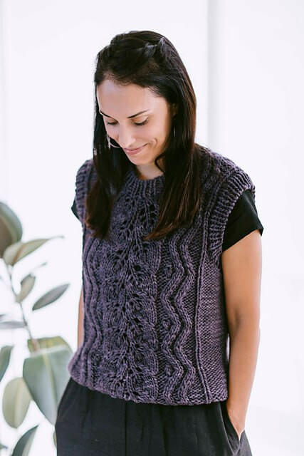 Безрукавка женская - шикарные новинки спицами