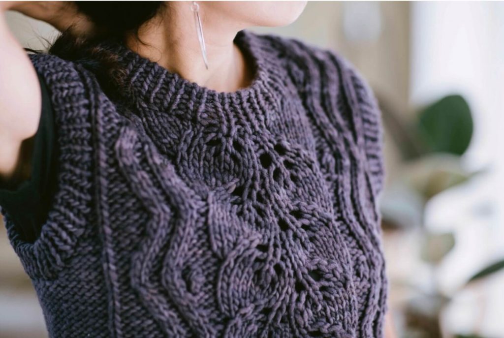 Безрукавка женская - шикарные новинки спицами